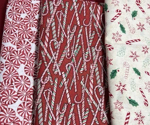 WEIHNACHTSSTOFF * PFEFFERMINZSCHEIBEN & ZUCKERSTANGEN * 1 YD & 31 ZOLL * 2 STCK. - Bild 1 von 2