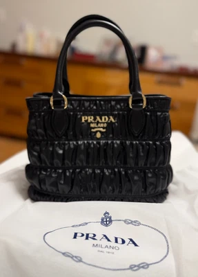Bolso de mano Prada de cuero napa en negro Foto 1 de 4