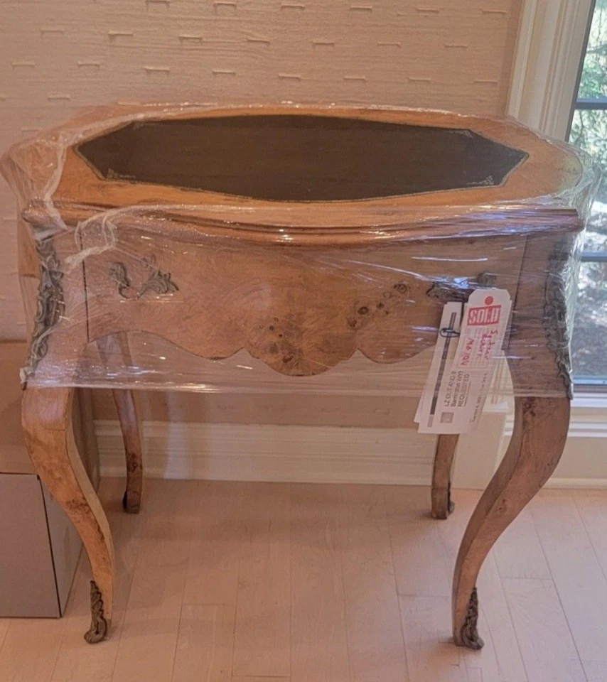 Mesa de escritorio con tapa de cuero estilo francés antiguo $1300 adorno Ormolu con un cajón Foto 1 de 4