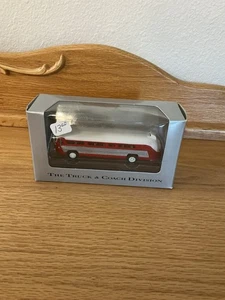 American Precision Models 39013 HO Scale Red White Flxible Passenger Bus - Picture 1 of 4