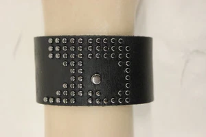 NEU OHNE ETIKETT UNISEX JOE'S JEANS LEDER NIETEN MANSCHETTE ARMBAND SCHWARZ ONE SIZE - Bild 1 von 6