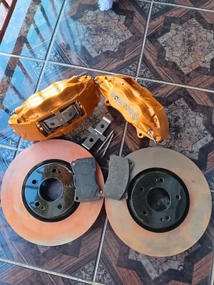 Juego de pinzas de freno y rotores delanteros Mitsubishi Lancer Evolution 8 Brembo Foto 1 de 4