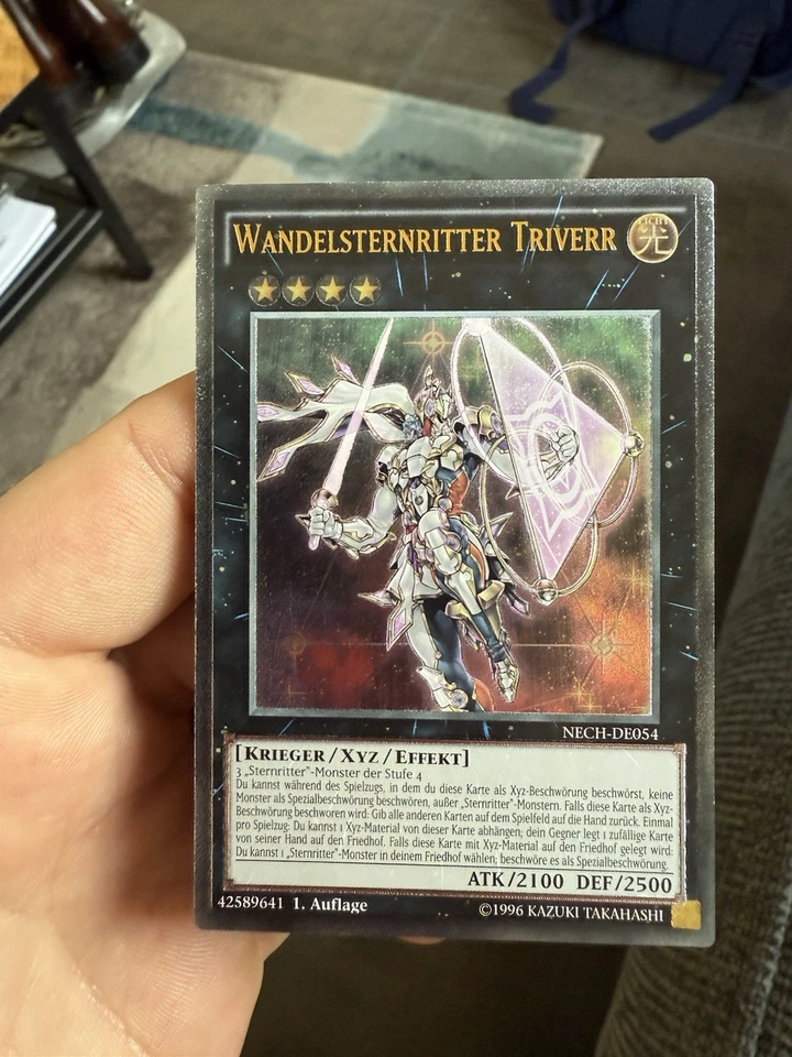 Yu-Gi-Oh! Wandelsternritter Triverr Stellarknight - NECH-DE054 - Ultimate Rare - Bild 1 von 4