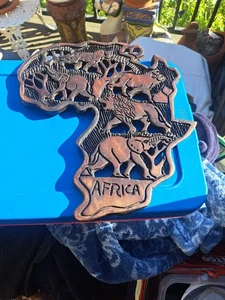 Afrika Kunst handgeschnitzte Holzkarte Kontinent Afrika Elefant Nashorn Löwe RAR - Bild 1 von 5