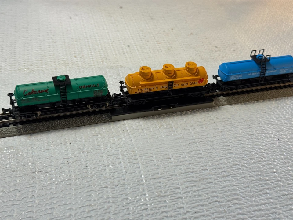 🚂 N SCALE -SET OF 3 VARIOUS TANK CARS -L👀K💥 N1297 - Image 1 of 4