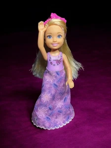 2015 Mattel Barbie Dreamtopia Chelsea Puppe - rosa Stirnband und langer Rock - blond - Bild 1 von 2