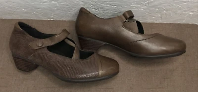 Usado en excelente estado! ARAVON Portia Talla 9.5D (Ancho) Cuero Marrón Informal Vestido Pump (AAZ09BRM) Foto 1 de 4