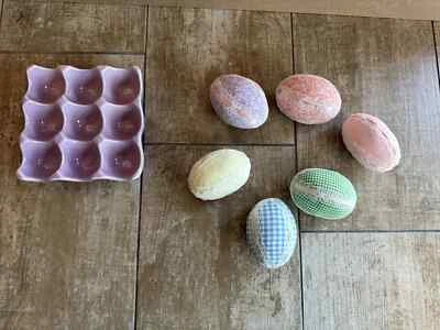 Juego de huevos de Pascua de cinta y encaje de tela decorativa con soporte para huevos de cerámica púrpura Foto 1 de 2