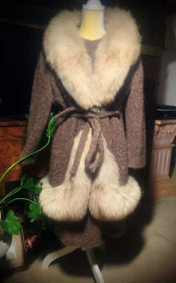棕色摩卡羊毛毛圈银色狐狸毛皮修剪腰带外套和配套连衣裙 8 10 — 第 1/4 张图片