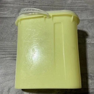 Vintage Tupperware 587-7 Beverage Buddy container 2 Qt Yellow Handle Lid W3 - Picture 1 of 2