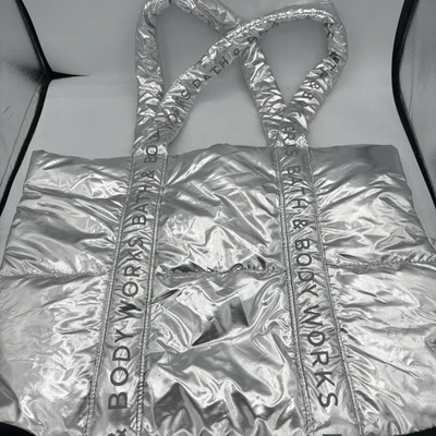 Bolso de Mano Bath & Body Works 2024 Black Friday Grande Plateado Brillante Puffer Foto 1 de 4