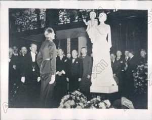 1937 Liege Belgium Statue of Late Belgium Queen Astrid & her Child Press Photo - Picture 1 of 4