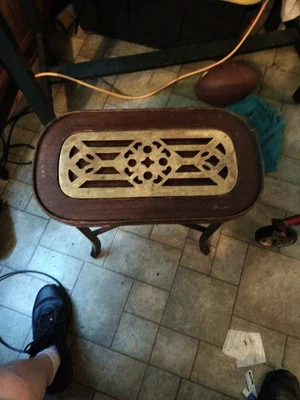 Cereza de finales del siglo XX con inserto de latón soporte para velas mesa auxiliar soporte para hervidor de agua Foto 1 de 4