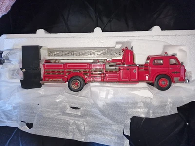 FRANKLIN MINT R21TF73 1954 American LaFrance Series 700 Fire Engine 1/32 Scale - Image 1 of 4
