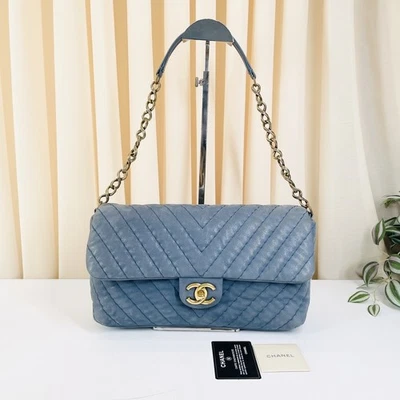 Auténtico Bolso de Hombro Chanel Azul Chevron Solapa Serie 14 Cuero 29cm Ancho Foto 1 de 4