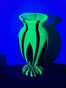 Uranium Vaseline Kralik Vase - Picture 1 of 10