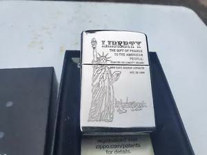Accendino ZIPPO 2010 STATUA DELLA LIBERTY vintage funzionante, orig. Scatola 5517/24 - Foto 1 di 11