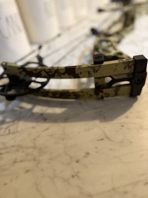 Hoyt Alpha AX-2 Compound Bow 32 RH 70lb - Image 1 of 4