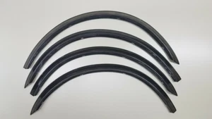 Listones decorativos de pasaje de rueda para Audi 100, Avanti, A6, C4 1991-1994 nuevo alfombrilla Schawrze - Imagen 1 de 2