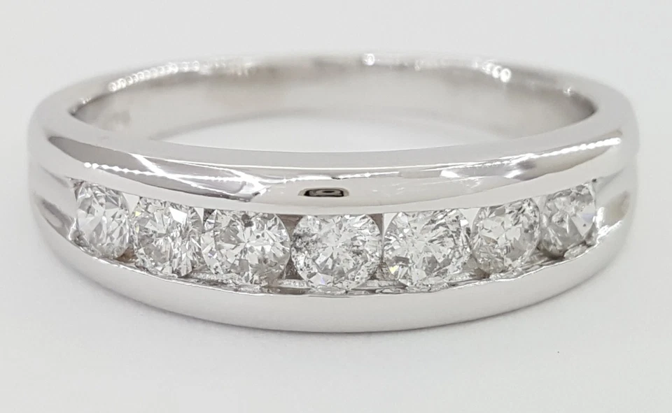 Alianza de boda de platino con diamantes redondos para caballeros conjunto de canales 1 quilate 6,5 mm venta al por menor $2.999 Foto 1 de 4