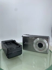 Casio Digital Camera EXILIM EX-Z75 7.2MP SILVER WITH CHARGER TESTED - 689 - Picture 1 of 8