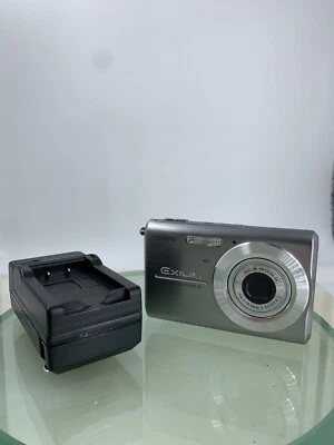 Casio Digital Camera EXILIM EX-Z75 7.2MP SILVER WITH CHARGER TESTED - 689 - Image 1 of 4