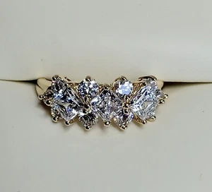 Hermoso anillo racimo para damas con princesa transparente y redondo ~ oro amarillo de 14K - Imagen 1 de 8