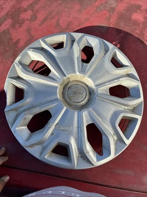 ford hubcap - Image 1 of 2