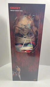 Chucky gefesselte Puppe 24 Zoll Spirit Halloween 2025 limitiert *exklusiv* NEU IM KARTON! - Bild 1 von 8