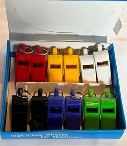 Paquete de 12 silbatos de plástico económicos, (una docena) multicolor - Imagen 1 de 2