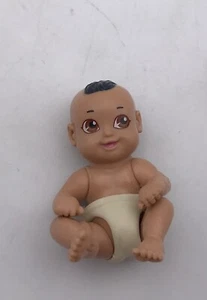 Bambola ispanica Jakks Pacific Baby in My Pocket 2009 con pannolino - Foto 1 di 3