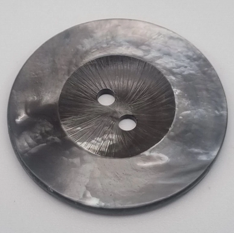 Grauer Perlmutt 2-Loch-Knopf 23-38 mm Ziseliert / Mother-of-Pearl Button E38 - Bild 1 von 1