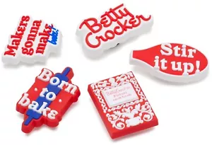 Crocs Jibbitz Charms Set di 5 ciondoli rosso bianco nato per cuocere Betty Crocker Scarpa Charm - Foto 1 di 2