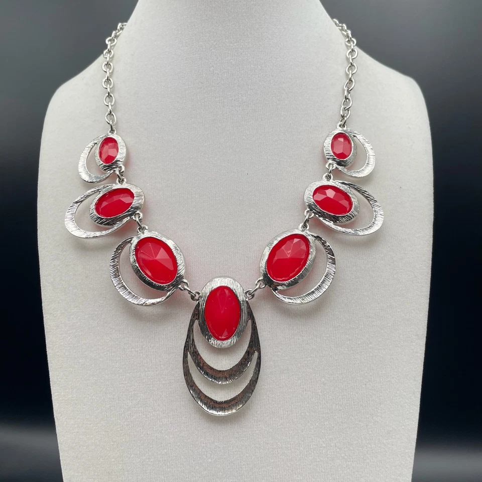 Collar llamativo vintage en tono plateado con grandes piedras ovaladas rojas y eslabón de textura Foto 1 de 4