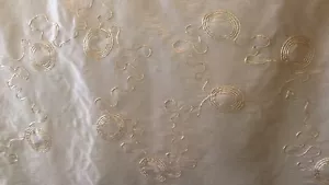 ELFENBEIN GOLD RUNDE BÄNDER TAFT POLY SATIN VORHANG STOFF - Bild 1 von 1