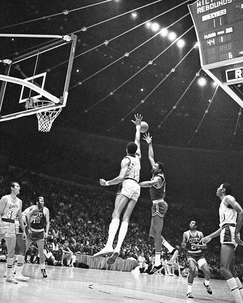 1968 BILL RUSSELL and WILT CHAMBERLAIN 8x10 Photo Poster Celtics at Lakers Print — 第 1/1 张图片