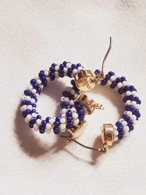 Pendientes de aro gruesos con cuentas J CREW. Cuentas de mar azul cobalto/cuentas de mar blanco  Foto 1 de 4