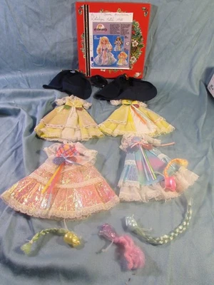 4 tenues, 2 capes ,4 minicouettes pour Dame BOUCLELINE de Mattel 1988 - Imagen 1 de 4