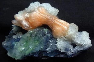 CRISTALES DE APOFILITA VERDE PUNTIAGUDO CON ARCOS DE ESTILBITA SOBRE MATRIZ DE CALCEDONIA CORAL - Imagen 1 de 4