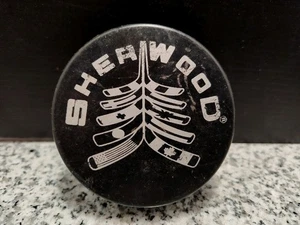 Sherwood Hockey Puck. Farbe Schwarz. Neu. - Bild 1 von 4