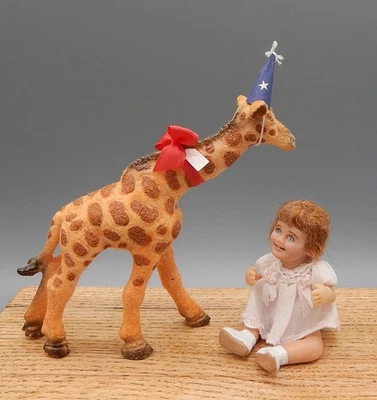 ÚNICO Maureen Thomas Niño Jirafa Cumpleaños Juguete Regalo Casa de Muñecas Miniatura 1:12 Foto 1 de 4