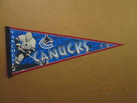 NHL Vancouver Canucks Vintage 1990 Player Logo Team Hockey Pennant Cover