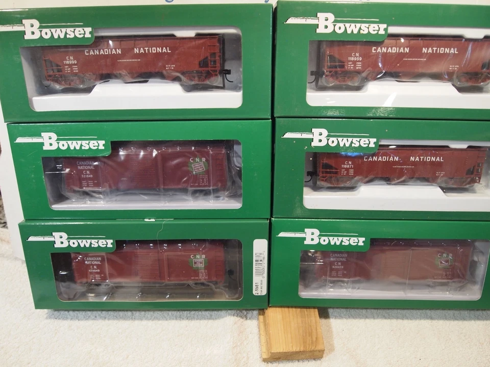 BOWSER  CANADIAN NATIONAL  3-70t OFFSET OPEN HOPPER, 3-DIFF 40ft. BOX CARS  CN2 - Image 1 of 4