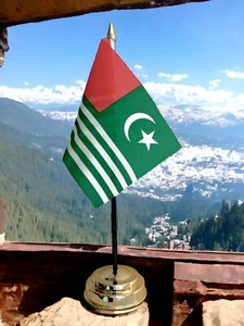 KASHMIR TABLE FLAG 6"X4" 15cm x 10cm WITH FLAT GOLDEN BASE 25cm tall - Picture 1 of 1