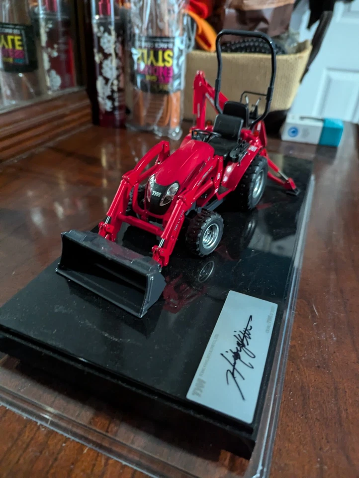 Red 1/18 TYM Tractor Diecast In great Condition makes a great Christmas gift - Image 1 of 4