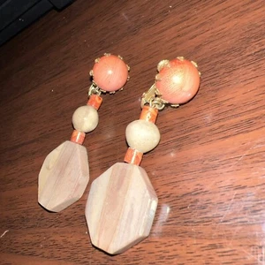 Pendientes de coral Miriam Haskell firmados raros de colección con clip atornillados - Imagen 1 de 9