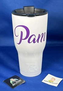 30 Unzen RTIC weißes Trinkglas mit dem Namen "Pam" in lila Vinyl - Bild 1 von 2