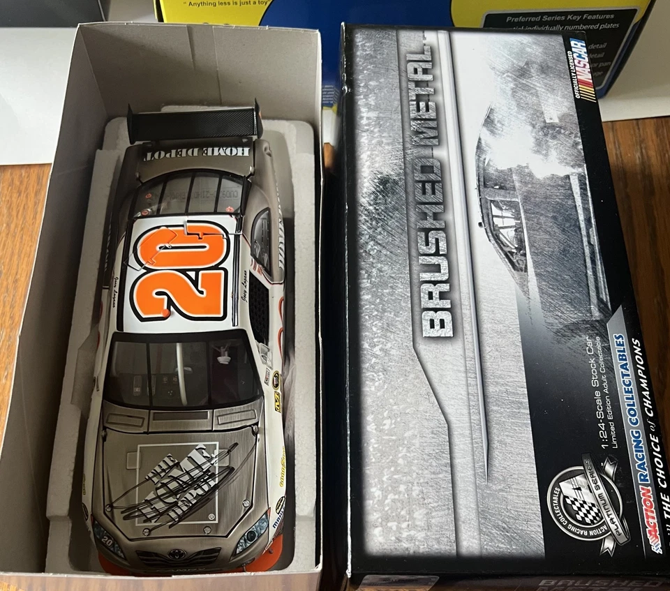 Joey Logano #20 Autografiado Home Depot 2009 Camry Metal Cepillado Letrero/Autógrafo Foto 1 de 4