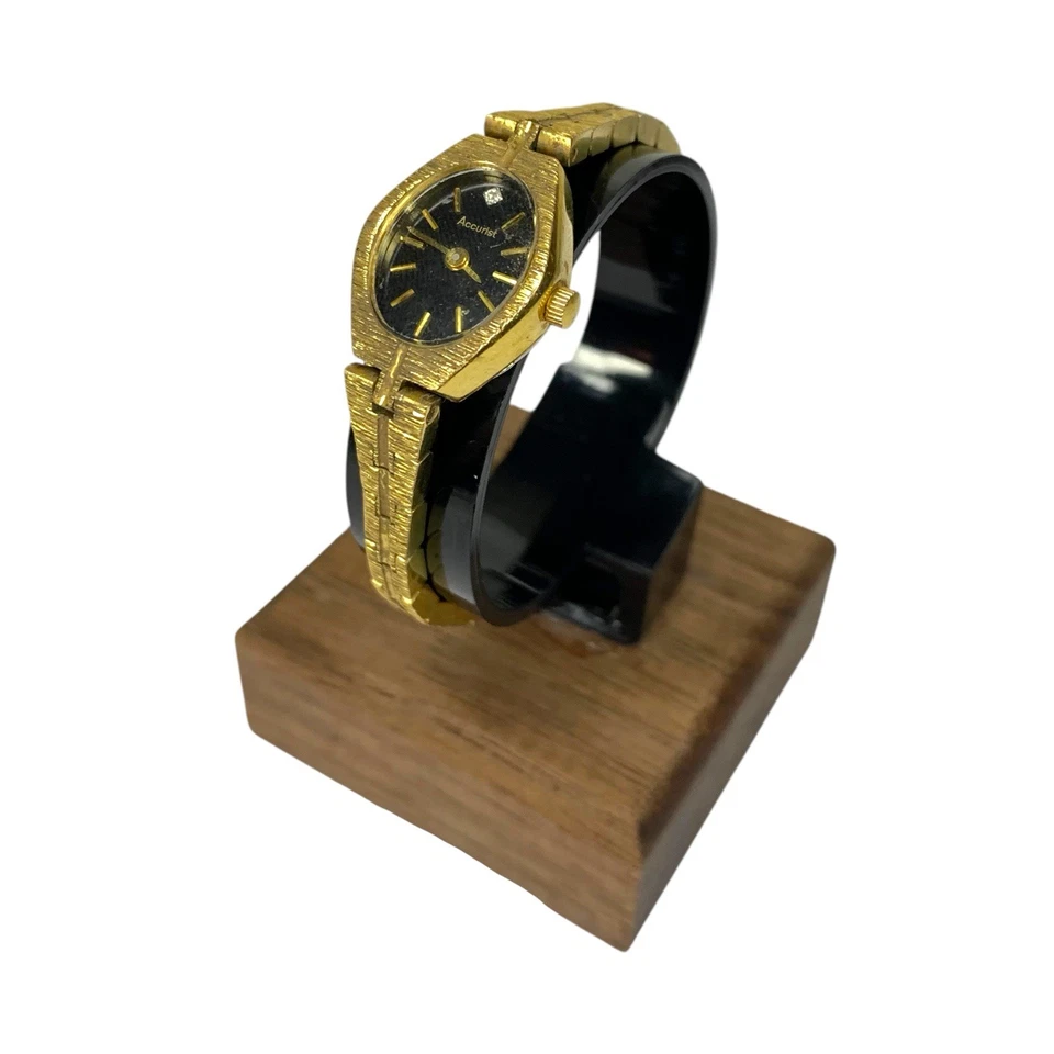 Reloj Accurist chapado en oro vintage para dama LB507B esfera negra ovalada cuarzo funcionando Foto 1 de 4