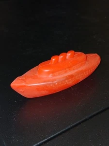 Juguete de bañera de barco de plástico rojo vintage - Imagen 1 de 1